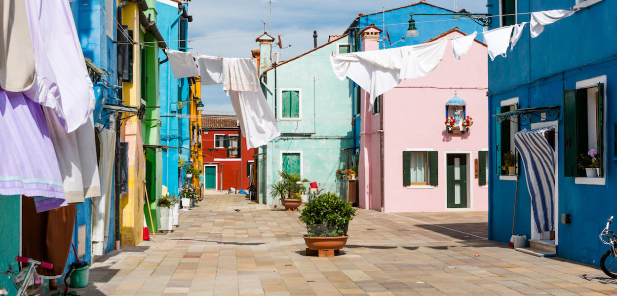 Facade de couleur vive casa burano en italie