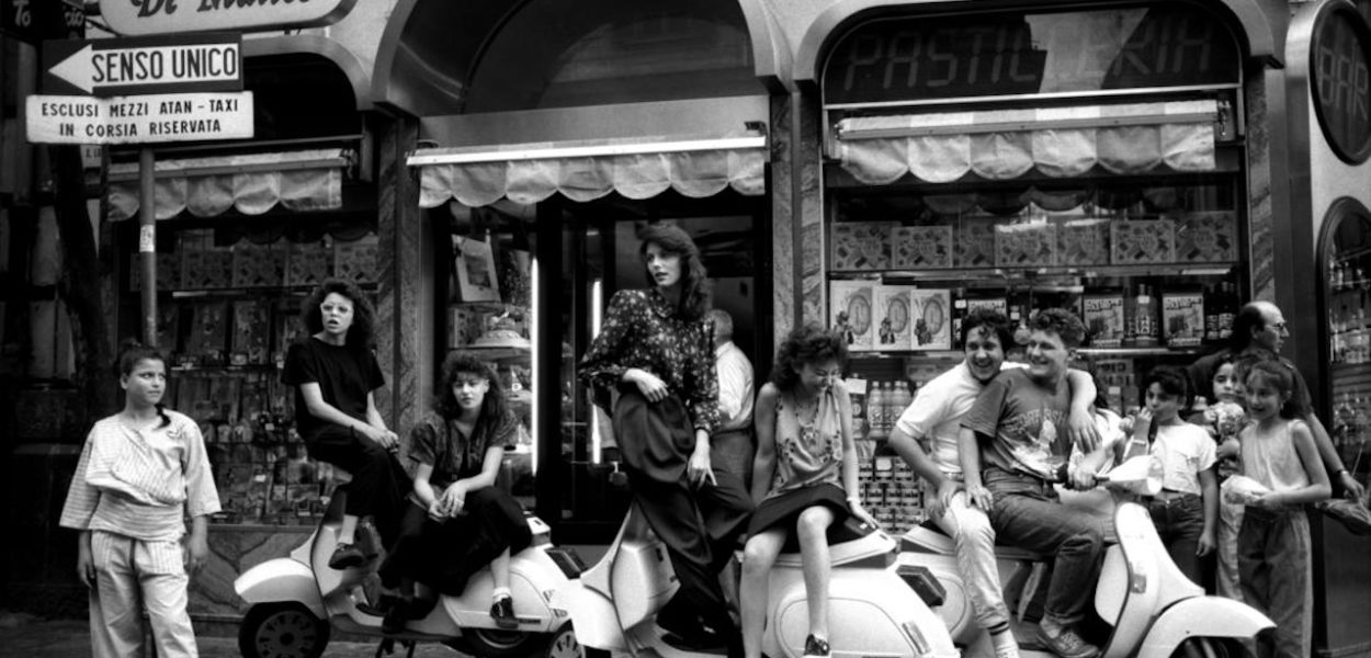 Photo en noir et blanc des rues de Naples