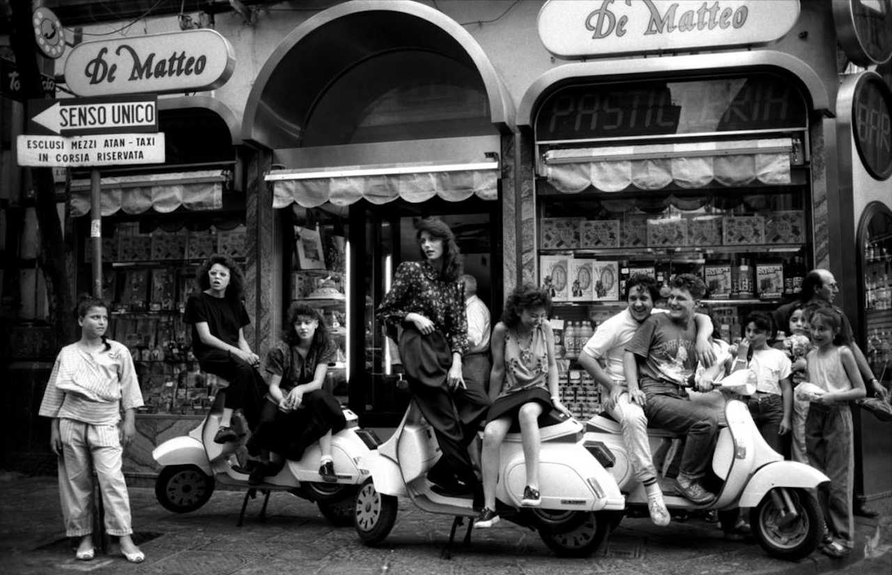 Photo en noir et blanc des rues de Naples