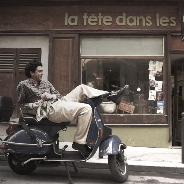 Cedric Casanova devant sa boutique à Paris